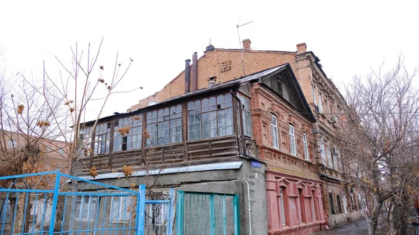 ロシアのアストラハン2021年1月15日 旧市街の建物 ファサード 馬伏木名通り — ストック写真