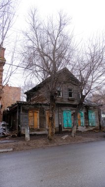 Astrakhan, Rusya, 15 Ocak 2021. Şehrin eski binaları. Ön cephe. Musa Jalil Caddesi