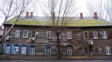 Astrakhan, Rusya, 15 Ocak 2021. Şehrin eski binaları. Ön cephe. Musa Jalil Caddesi