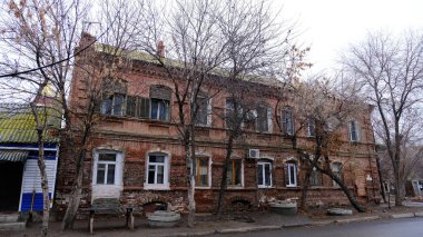 Astrakhan, Rusya, 15 Ocak 2021. Şehrin eski binaları. Ön cephe. Musa Jalil Caddesi