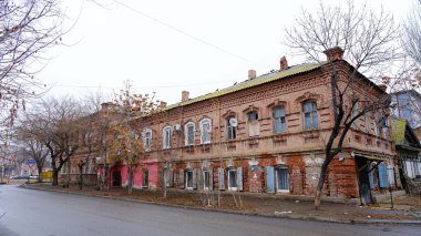 Astrakhan, Rusya, 15 Ocak 2021. Şehrin eski binaları. Ön cephe. Musa Jalil Caddesi