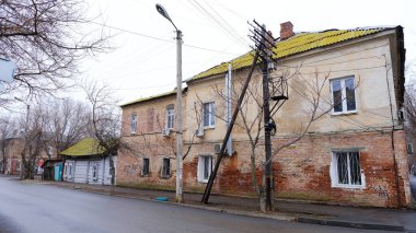 Astrakhan, Rusya, 15 Ocak 2021. Şehrin eski binaları. Ön cephe. Musa Jalil Caddesi