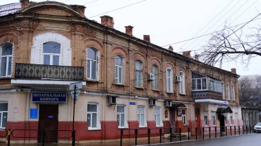 Astrakhan, Rusya, 15 Ocak 2021. Şehrin eski binaları. Ön cephe. Musa Jalil Caddesi
