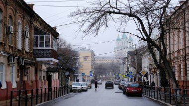 Astrakhan, Rusya, 15 Ocak 2021. Şehrin eski binaları. Ön cephe. Musa Jalil Caddesi