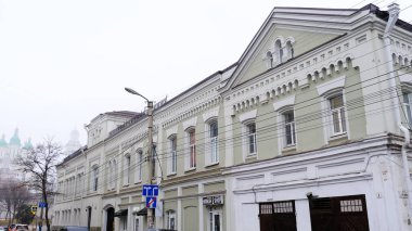 Astrakhan, Rusya, 15 Ocak 2021. Şehrin eski binaları. Ön cephe. Musa Jalil Caddesi