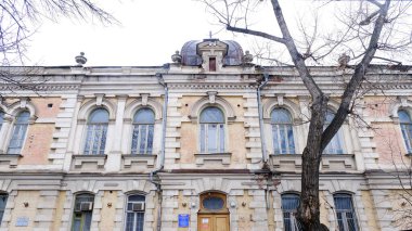 Astrakhan, Rusya, 15 Ocak 2021. Şehrin eski binaları. Ön cephe. Chalabyan Caddesi