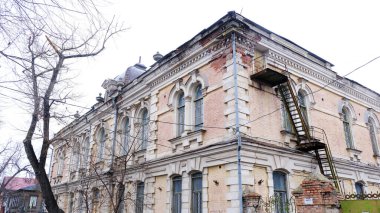 Astrakhan, Rusya, 15 Ocak 2021. Şehrin eski binaları. Ön cephe. Chalabyan Caddesi