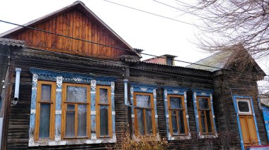 Astrakhan, Rusya, 15 Ocak 2021. Şehrin eski binaları. Ön cephe. Chalabyan Caddesi