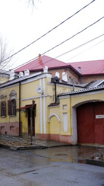 Astrakhan, Rusya, 15 Ocak 2021. Şehrin eski binaları. Ön cephe. Chalabyan Caddesi