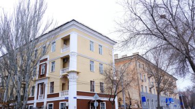 Astrakhan, Rusya, 15 Ocak 2021. Şehrin eski binaları. Ön cephe. Lenin Caddesi