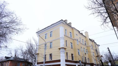 Astrakhan, Rusya, 15 Ocak 2021. Şehrin eski binaları. Ön cephe. Lenin Caddesi