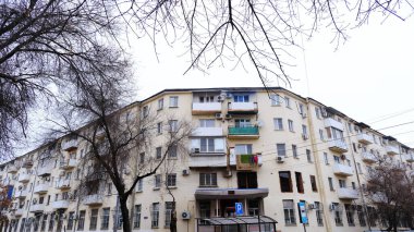 Astrakhan, Rusya, 15 Ocak 2021. Şehrin eski binaları. Ön cephe. Lenin Caddesi