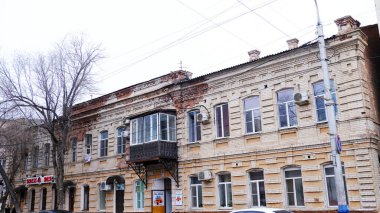 Astrakhan, Rusya, 15 Ocak 2021. Şehrin eski binaları. Ön cephe. Lenin Caddesi