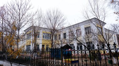 Astrakhan, Rusya, 15 Ocak 2021. Şehrin eski binaları. Ön cephe. Lenin Caddesi