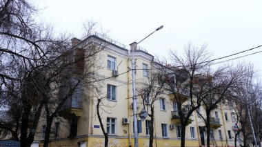 Astrakhan, Rusya, 15 Ocak 2021. Şehrin eski binaları. Ön cephe. Lenin Caddesi