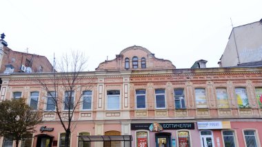 Astrakhan, Rusya, 15 Ocak 2021. Şehrin eski binaları. Ön cephe. Lenin Caddesi