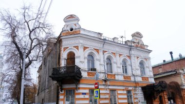 Astrakhan, Rusya, 15 Ocak 2021. Şehrin eski binaları. Ön cephe. Lenin Caddesi