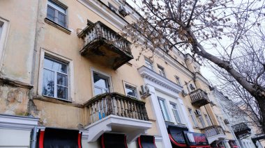 Astrakhan, Rusya, 15 Ocak 2021. Şehrin eski binaları. Ön cephe. Lenin Caddesi