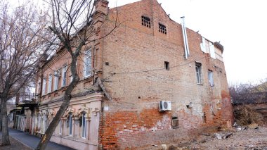 Astrakhan, Rusya, 15 Ocak 2021. Şehrin eski binaları. Ön cephe. 3. Uluslararası Sokak