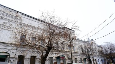 Astrakhan, Rusya, 15 Ocak 2021. Şehrin eski binaları. Ön cephe. 3. Uluslararası Sokak