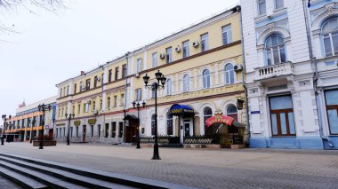 Astrakhan, Rusya, 9 Ocak 2021. Şehrin eski binaları. Ön cephe. Akhmatovskaya Caddesi