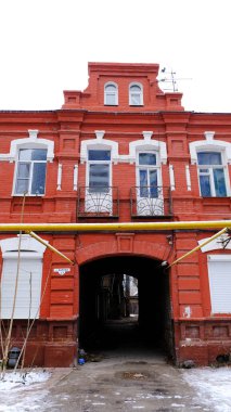 Astrakhan, Rusya, 12 Ocak 2021. Şehrin eski binaları. Ön cephe. Babeuf Caddesi.