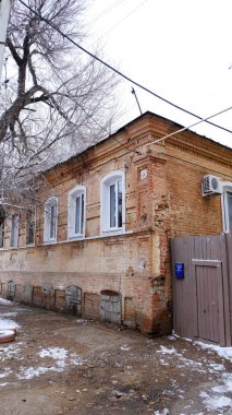 Astrakhan, Rusya, 12 Ocak 2021. Şehrin eski binaları. Ön cephe. Babeuf Caddesi.