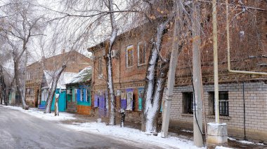 Astrakhan, Rusya, 12 Ocak 2021. Şehrin eski binaları. Ön cephe. Babeuf Caddesi.
