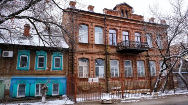 Astrakhan, Rusya, 12 Ocak 2021. Şehrin eski binaları. Ön cephe. Babeuf Caddesi.