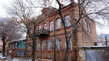 Astrakhan, Rusya, 12 Ocak 2021. Şehrin eski binaları. Ön cephe. Babeuf Caddesi.