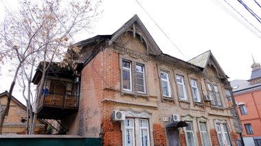 Astrakhan, Rusya, 14 Ocak 2021. Şehrin eski binaları. Ön cephe. Burov Caddesi