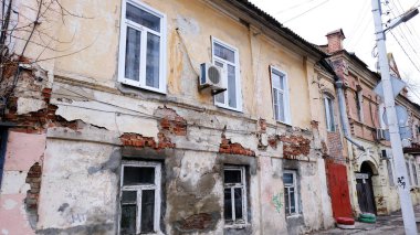 Astrakhan, Rusya, 14 Ocak 2021. Şehrin eski binaları. Ön cephe. Volodarskogo Caddesi