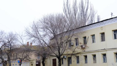 Astrakhan, Rusya, 14 Ocak 2021. Şehrin eski binaları. Ön cephe. Volodarskogo Caddesi