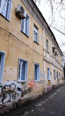 Astrakhan, Rusya, 14 Ocak 2021. Şehrin eski binaları. Ön cephe. Volodarskogo Caddesi