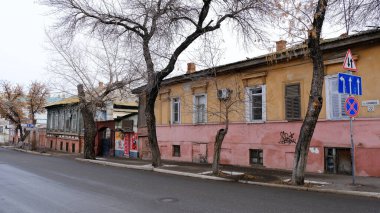 Astrakhan, Rusya, 9 Ocak 2021. Şehrin eski binaları. Ön cephe. Kalinina Caddesi.