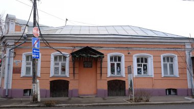 Astrakhan, Rusya, 9 Ocak 2021. Şehrin eski binaları. Ön cephe. Kalinina Caddesi.