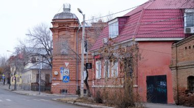 Astrakhan, Rusya, 9 Ocak 2021. Şehrin eski binaları. Ön cephe. Kalinina Caddesi.