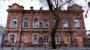 Astrakhan, Rusya, 9 Ocak 2021. Şehrin eski binaları. Ön cephe. Kalinina Caddesi.