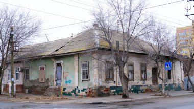 Astrakhan, Rusya, 9 Ocak 2021. Şehrin eski binaları. Ön cephe. Kalinina Caddesi.