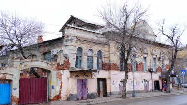 Astrakhan, Rusya, 9 Ocak 2021. Şehrin eski binaları. Ön cephe. Kalinina Caddesi.