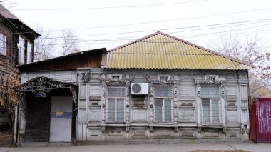 Astrakhan, Rusya, 9 Ocak 2021. Şehrin eski binaları. Ön cephe. Kalinina Caddesi.