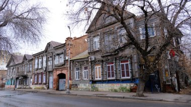 Astrakhan, Rusya, 9 Ocak 2021. Şehrin eski binaları. Ön cephe. Kalinina Caddesi.