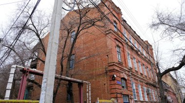 Astrakhan, Rusya, 14 Ocak 2021. Şehrin eski binaları. Ön cephe. Kırmızı Bayrak Sokağı