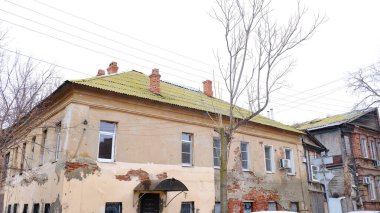 Astrakhan, Rusya, 15 Ocak 2021. Şehrin eski binaları. Ön cephe. Natasha Kochuevskaya Caddesi