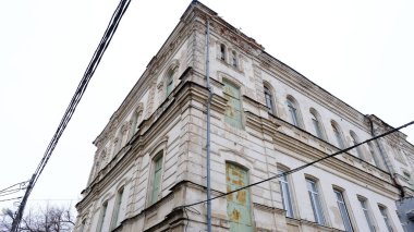 Astrakhan, Rusya, 15 Ocak 2021. Şehrin eski binaları. Ön cephe. Natasha Kochuevskaya Caddesi