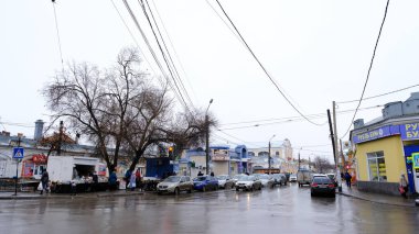 Astrakhan, Rusya, 15 Ocak 2021. Şehrin eski binaları. Ön cephe. Natasha Kochuevskaya Caddesi