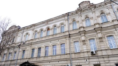 Astrakhan, Rusya, 15 Ocak 2021. Şehrin eski binaları. Ön cephe. Natasha Kochuevskaya Caddesi