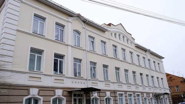 Astrakhan Rússia Janeiro 2021 Edifícios Antigos Cidade Fachada Red Banner — Fotografia de Stock