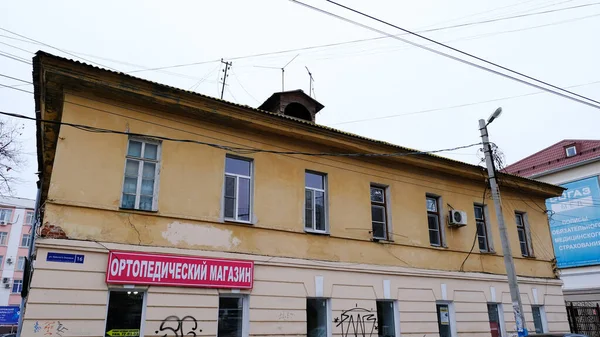 Astrakhan Rússia Janeiro 2021 Edifícios Antigos Cidade Fachada Red Banner — Fotografia de Stock