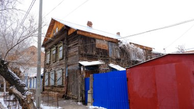 Astrakhan, Rusya, 12 Ocak 2021. Şehrin eski binaları. Ön cephe. Griboyedov Caddesi